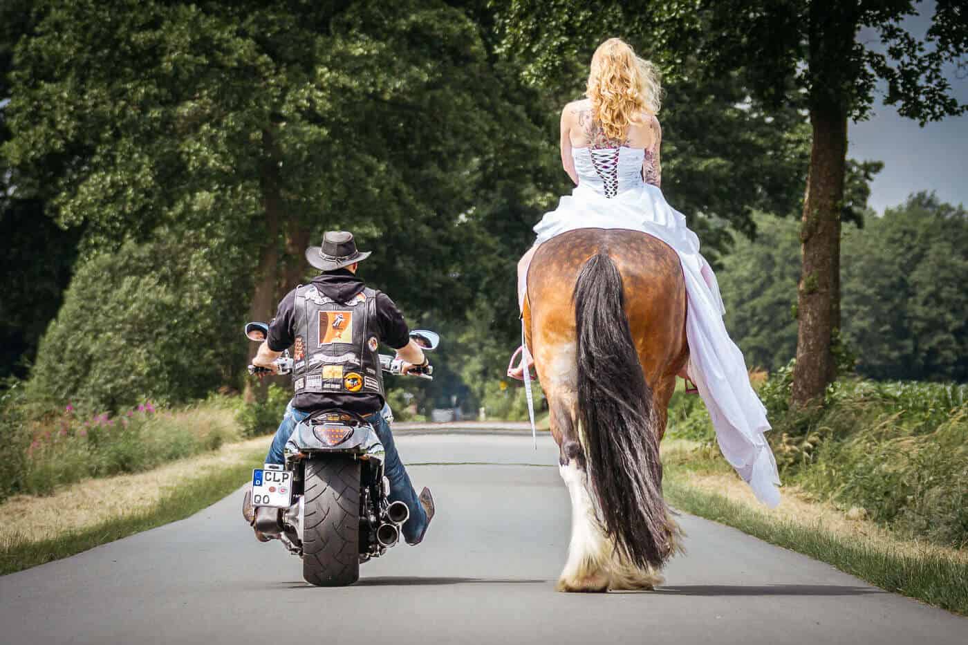 Pferd Fotoshooting Braut Hochzeit Motorrad